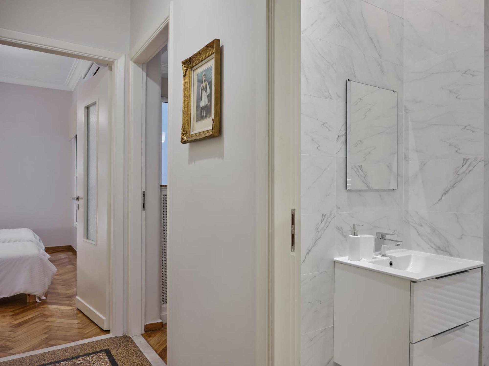 Quiet, 2bd Apt, Kolonaki Apartment