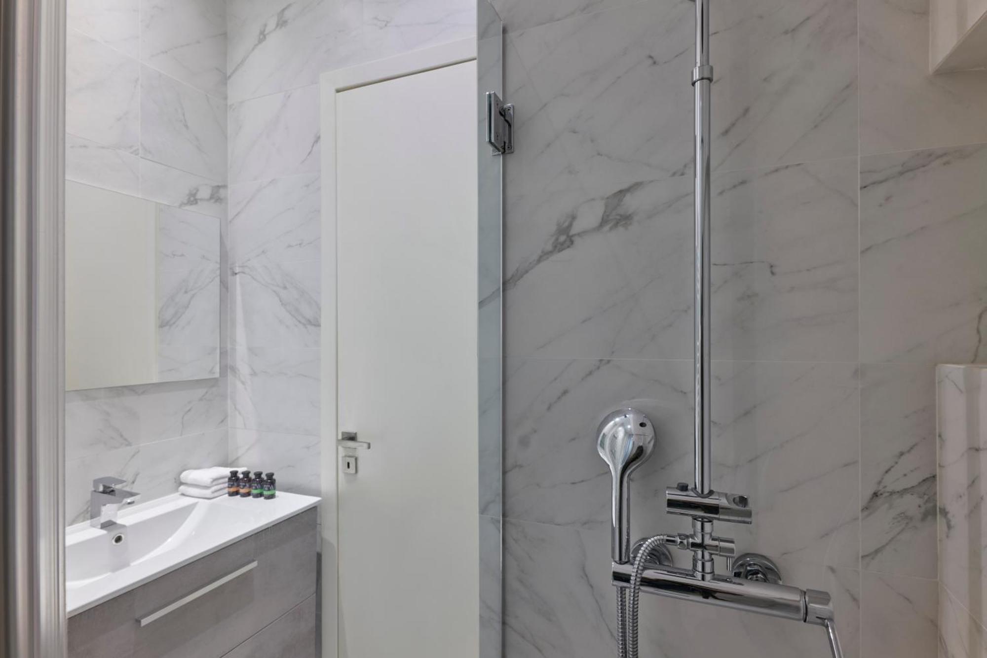 Apartment Quiet, 2bd Apt, Kolonaki